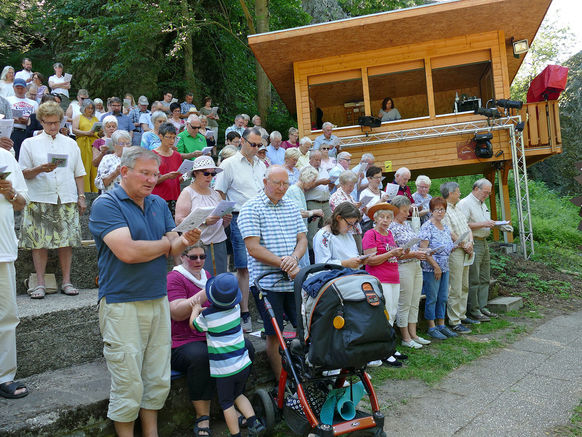 Festgottesdienst zum 1.000 Todestag des Heiligen Heimerads auf dem Hasunger Berg (Foto: Karl-Franz Thiede) Festgottesdienst zum 1.000 Todestag des Heiligen Heimerads auf dem Hasunger Berg (Foto: Karl-Franz Thiede)